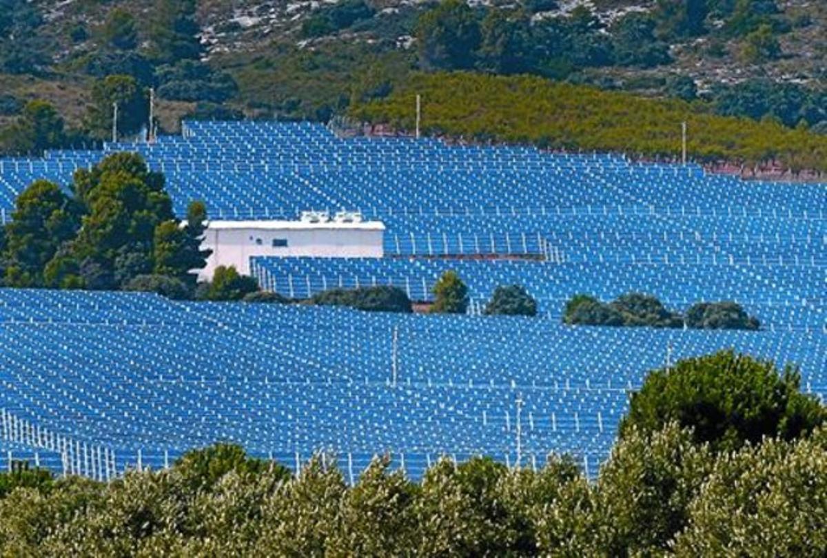 Planta solar fotovoltaica a la localitat de Beneixama (Alacant). Planta solar fotovoltaica a la localitat de Beneixama (Alacant).
