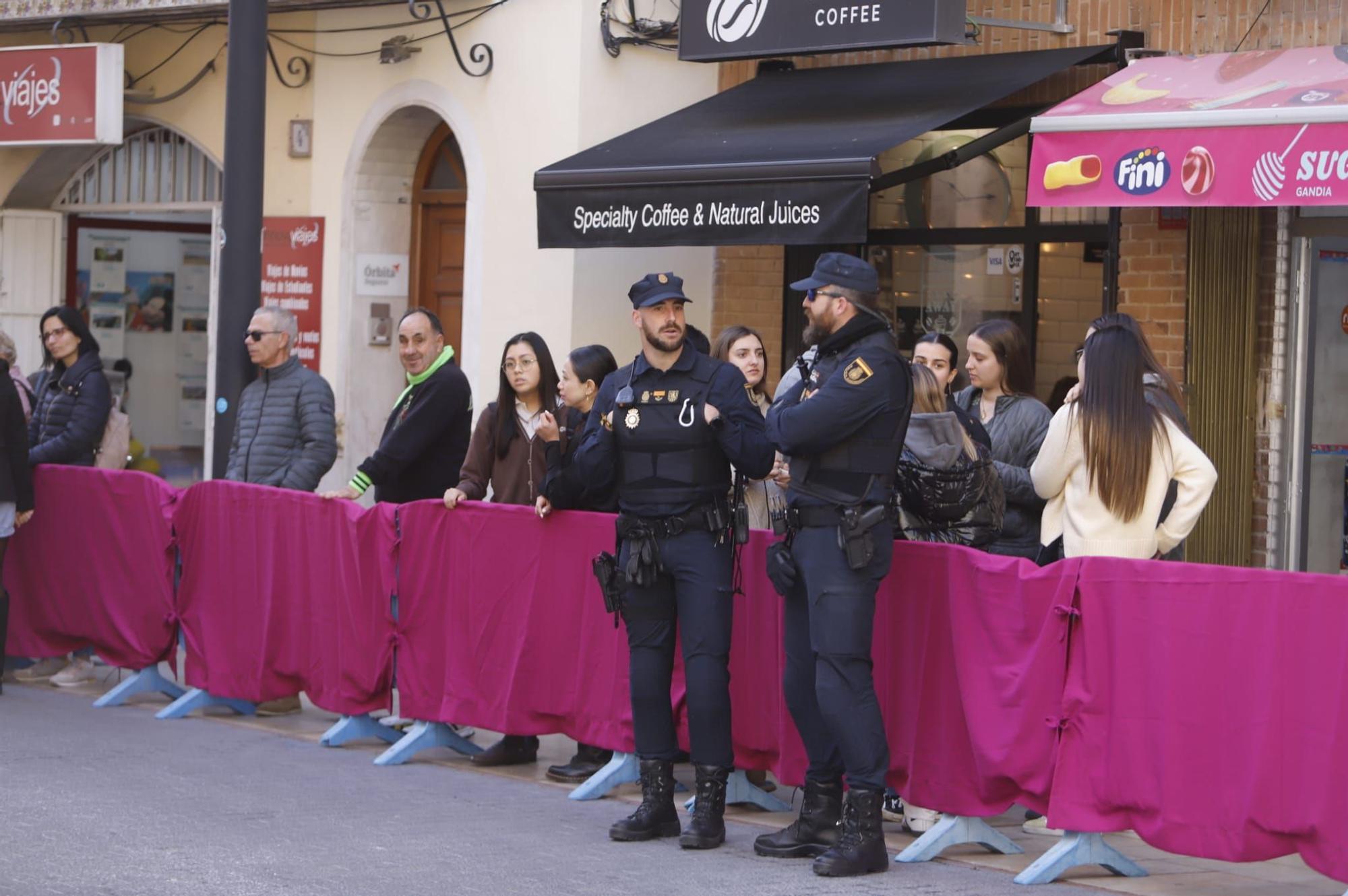 Gandia sale a la calle para recibir a los Reyes Felipe y Letizia