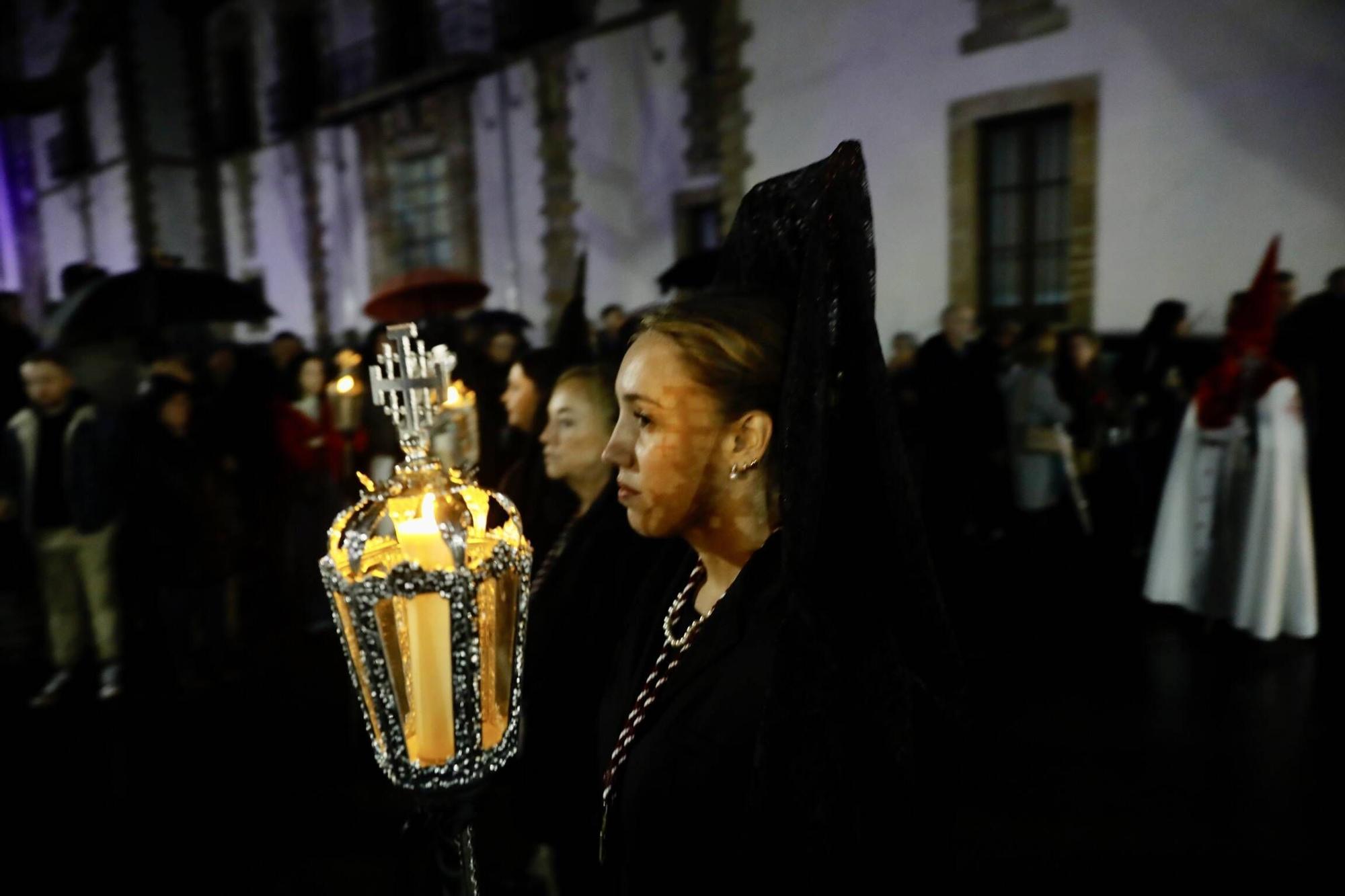 Así fue la procesión del Viernes Santo en Gijón (en imágenes)