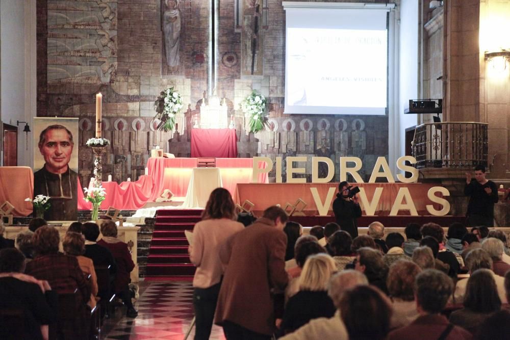 Vigilia en la iglesia de San José en la víspera de la beatificación del fundador del Santo Ángel.