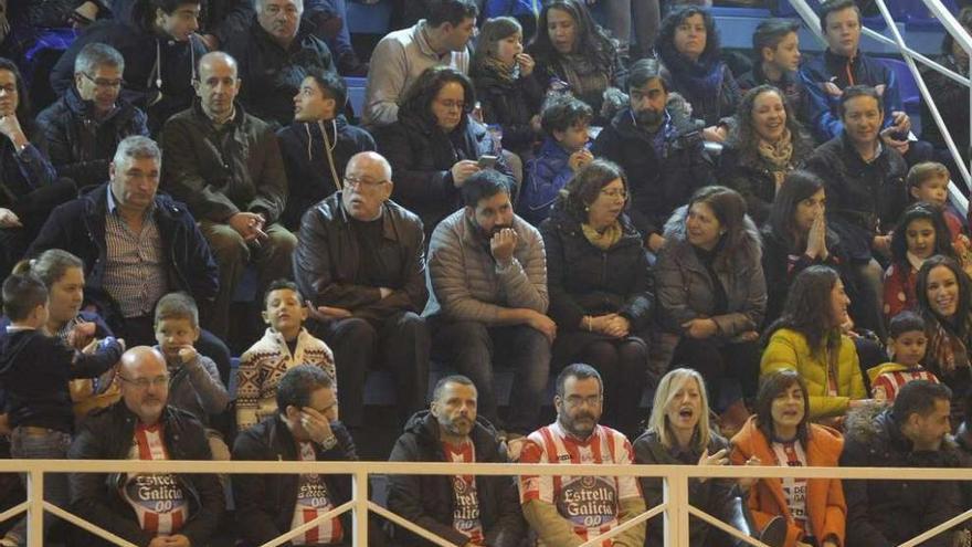 Aficionados del Cerceda animan a su equipo en el González Laxe.