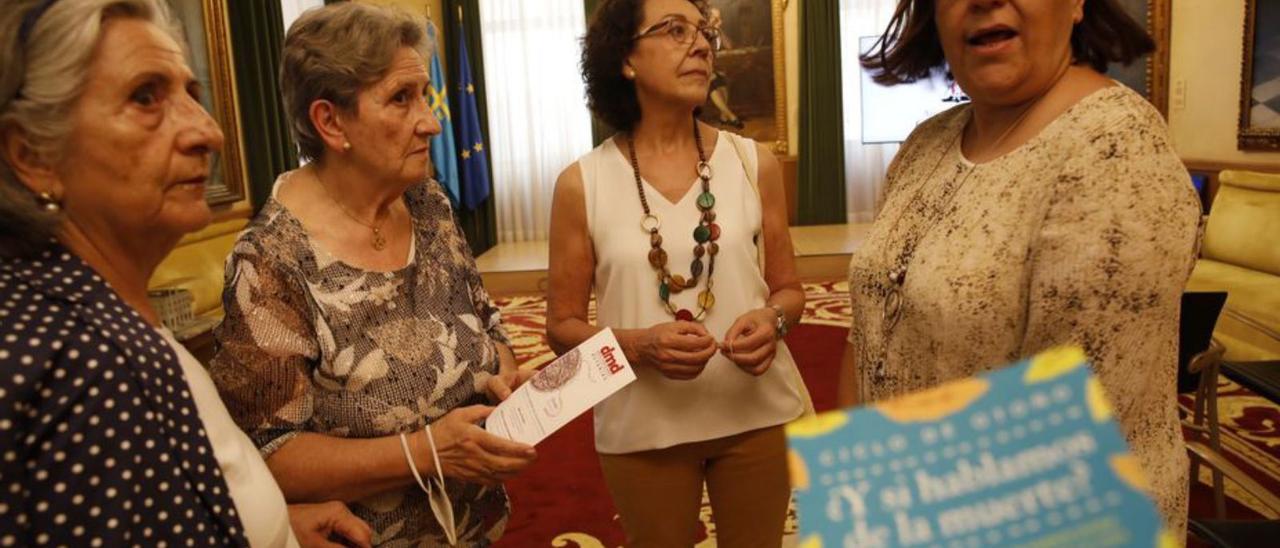 Por la izquierda, Cristina Escobar, Carmen Eguren, Fernanda del Castillo y Natalia González, ayer, en la presentación del ciclo. | Ángel González