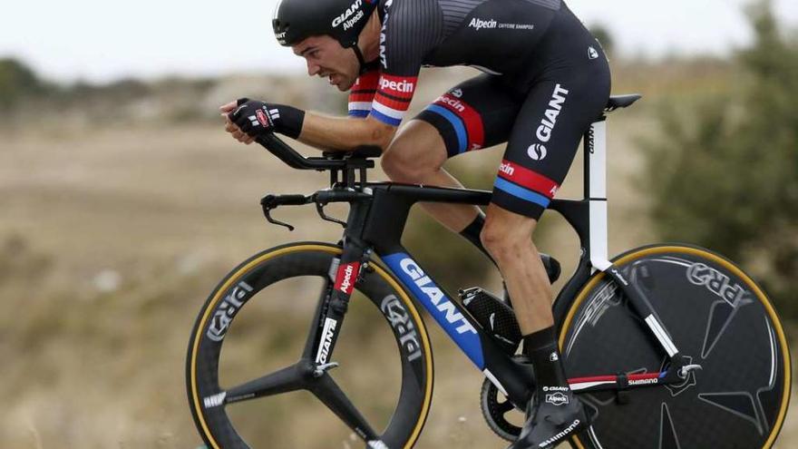 El holandés Tom Dumoulin, durante el transcurso de la contrarreloj de ayer de la Vuelta a España.