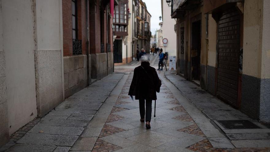 Una mujer camina por la rúa, en el casco histórico de Zamora capital. |