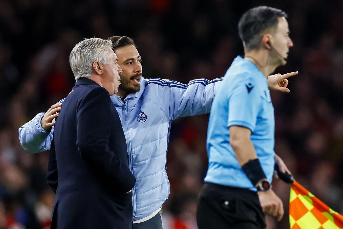 Carlo y Davide Ancelotti, en pleno naufragio blanco en el Bernabéu