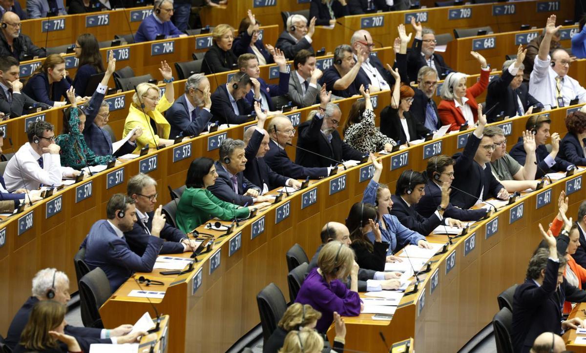 El Parlament Europeu aprova el pacte migratori que endureix l’asil