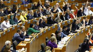 El Parlament Europeu aprova el pacte migratori que endureix l’asil