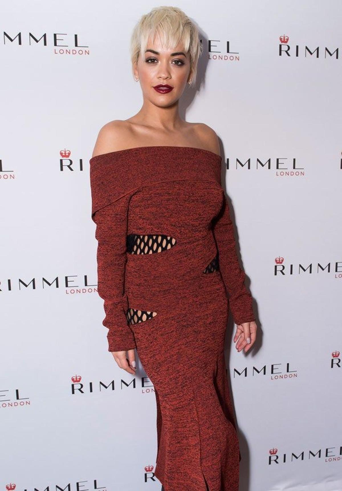 Rita Ora estrena corte de pelo en un evento de Rimmel London en Toronto