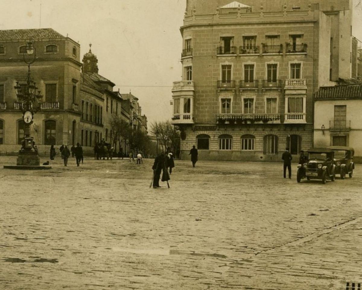 Las Tendillas, en torno a 1926, aún sin la estatua del Gran Capitán.