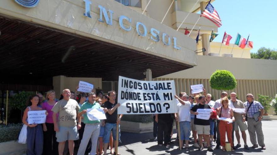 Una treintena de empleados de Incosol protestan por el impago de las nóminas