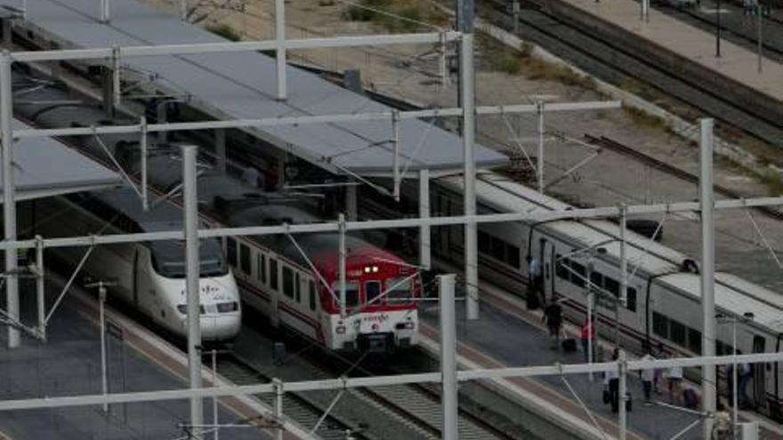 Fomento y Consell aparcan el tren de cercanías entre Alicante y Valencia