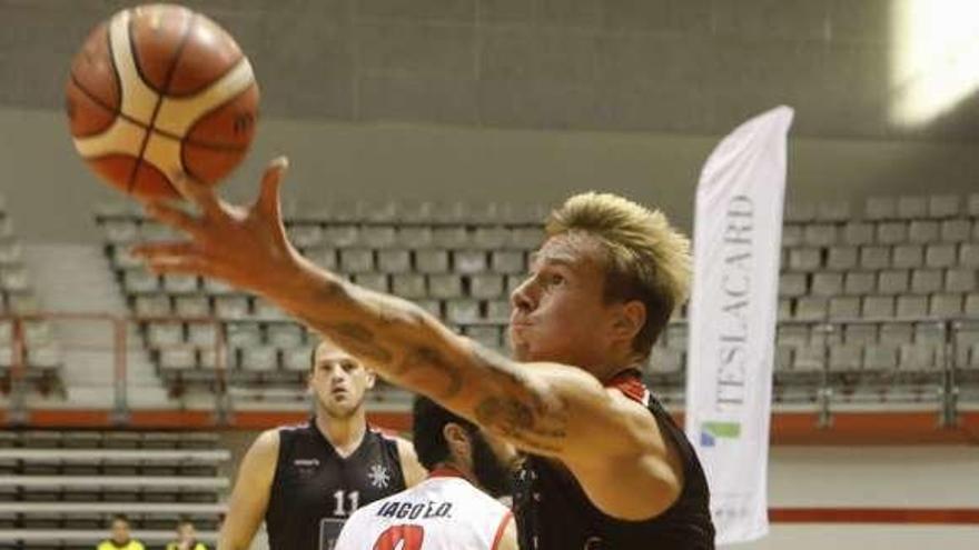 Ángel Moro intenta una bandeja ante el Basket Navarra.