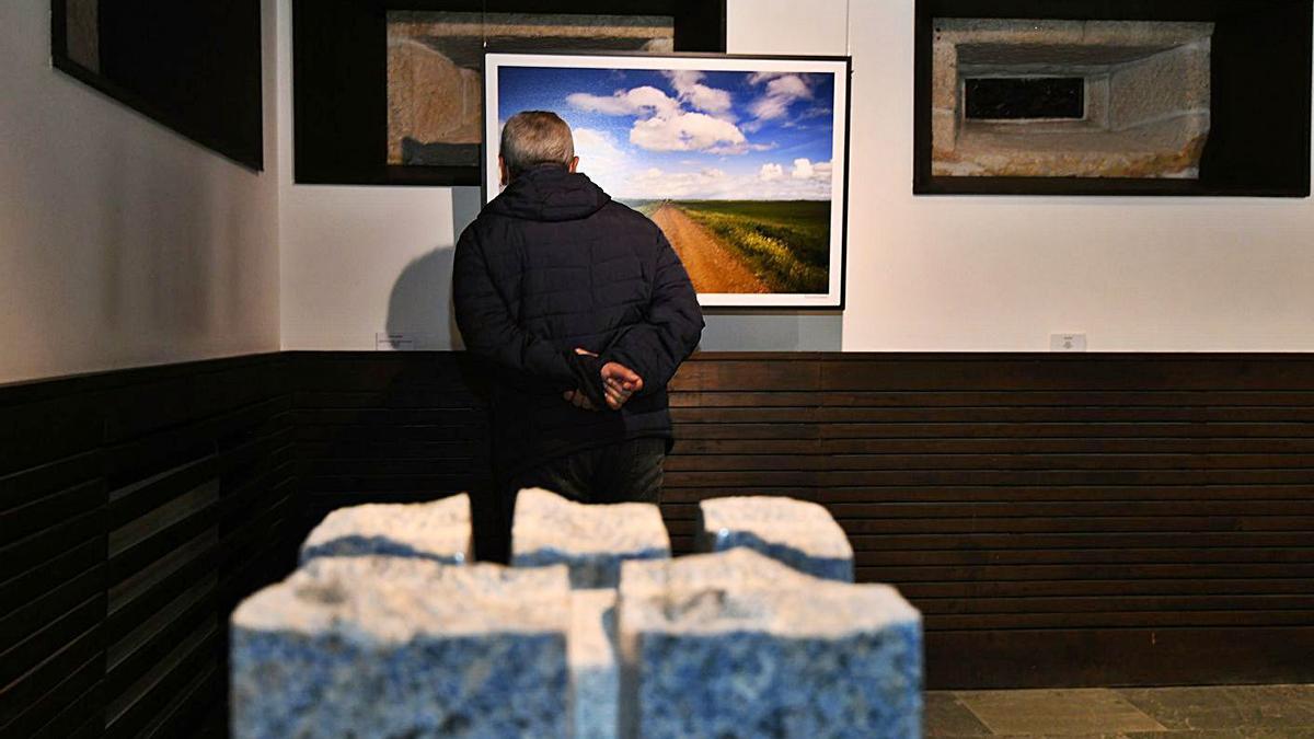 Un visitante observa una de las obras de la exposición.   | // GUSTAVO SANTOS