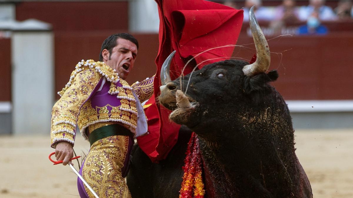 El diestro Emilio de Justo da un pase con la muleta a uno de sus toros durante la corrida de la Feria de Otoño que se celebra esta sábado en la plaza de toros de Las Ventas, en Madrid.