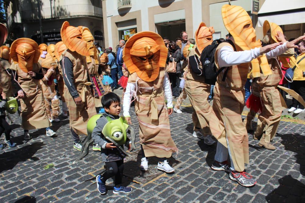 La rua escolar de la Santa Creu torna a enlluernar