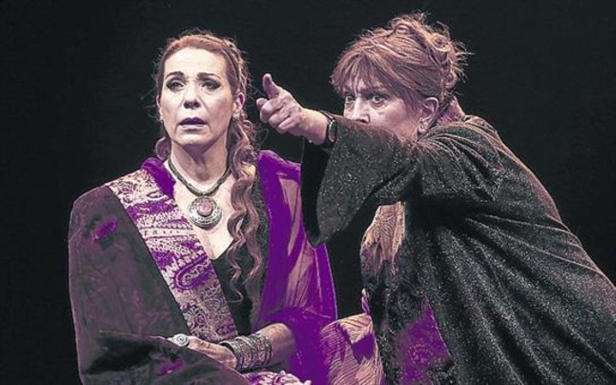 Emma Vilarasau i Mercè Sampietro, en una escena de ’Fedra’.