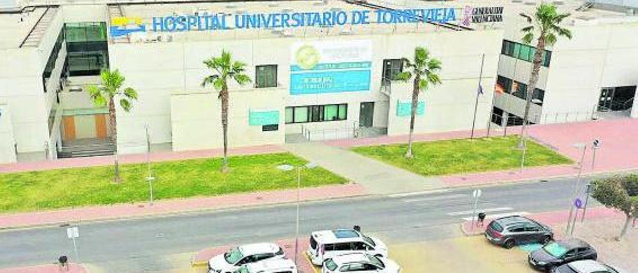 Hospital Universitario de Torrevieja, que asumirá la Generalitat el 16 de octubre.  | TONY SEVILLA