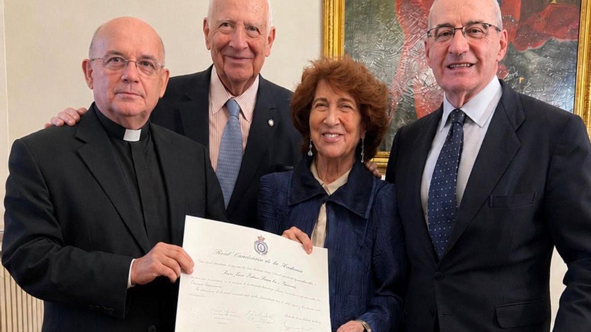 Acto de entrega de la distición a José Luis Sánchez García como académico de la Real Academia de la Historia.