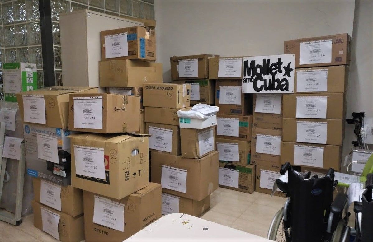 Cajas cargadas de material sanitario recogido por Mollet amb Cuba.