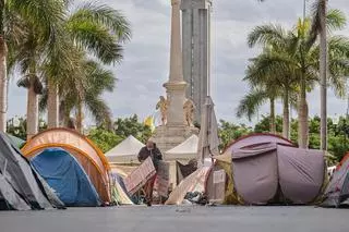 El Ayuntamiento de Santa Cruz ordena la retirada de la acampada de la plaza de la Candelaria en 24 horas