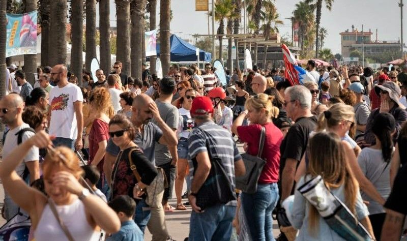 Personas andando por el paseo marítimo de Castelldefels.