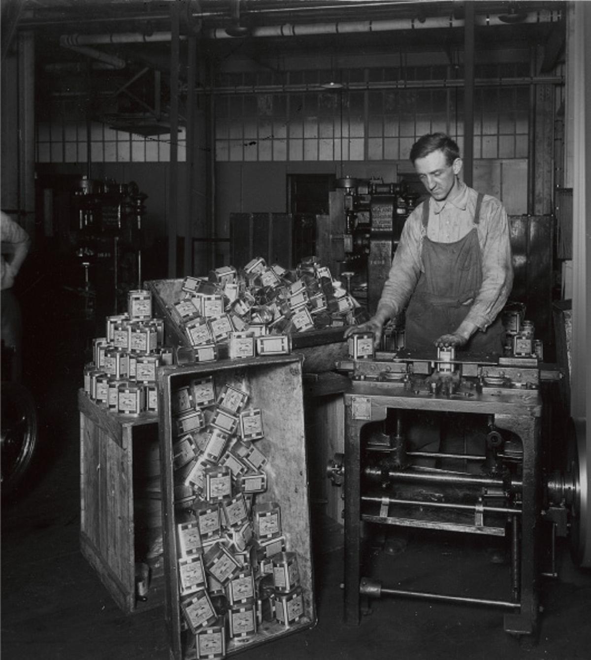 Envasadora de aceite en lata de la marca Pompeian en Baltimore durante los años 30-40 del pasado siglo.