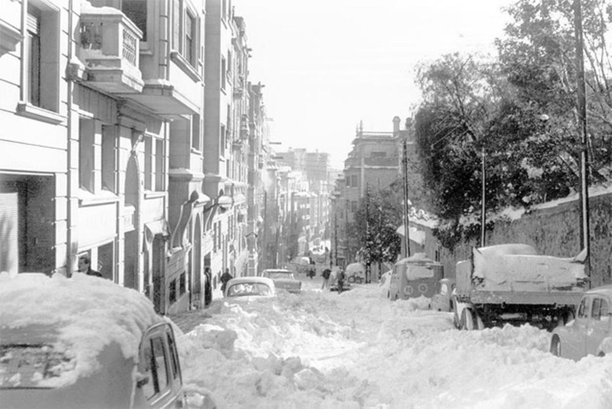 El carrer de Teodora Lamadrid de Sant Gervasi, una de les zones on més va nevar, es va llevar cobert per un mantell blanc el 26 de desembre de 1962.