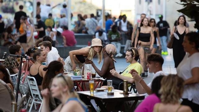 Archivo - Varias personas sentadas en bares, en Barcelona (España).