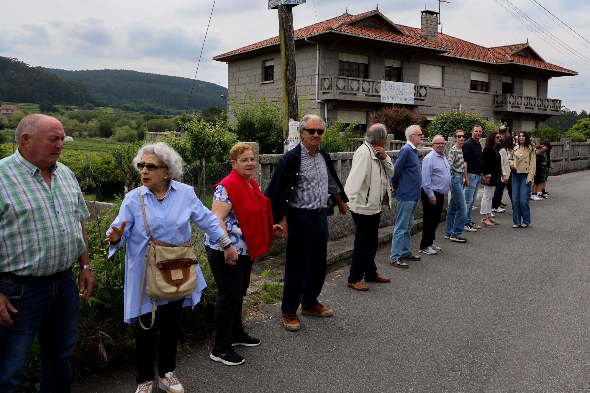 Medio millar de personas se unieron a la cadena humana.