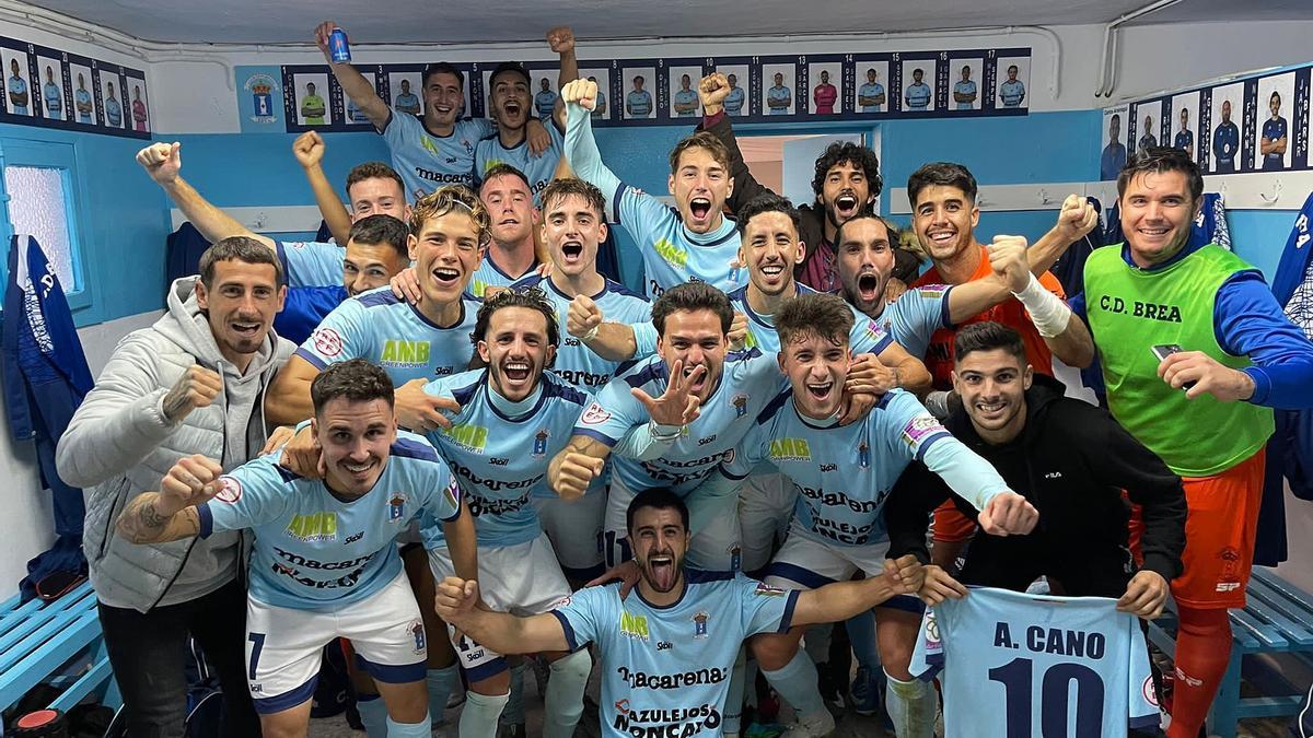 Los jugadores del Brea celebran la victoria ante el Badalona.