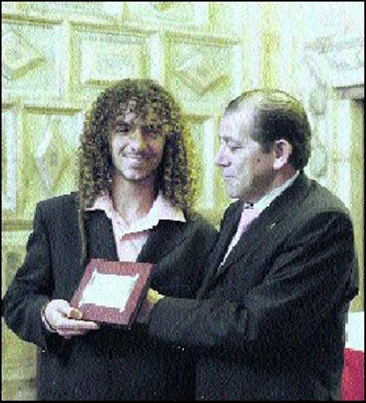 Vicente Díaz Peñas recoge la placa de manos de Antonio Rey, alcalde de Grado.