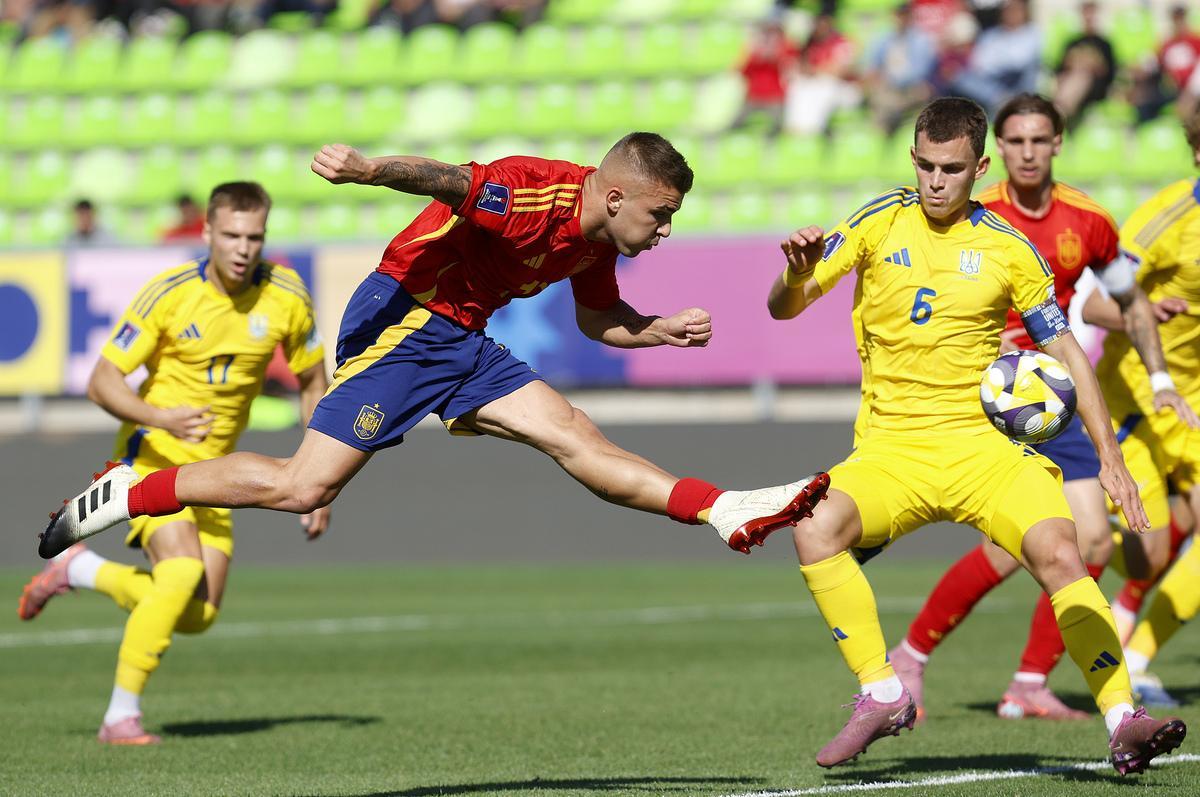 Pablo García marcando gol frente a Ucrania