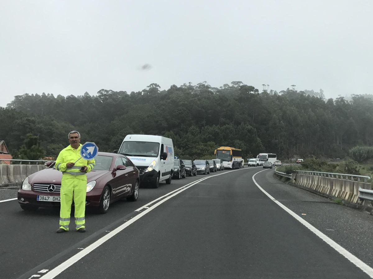El polémico asfaltado de la vía rápida vivido en la Festa do Marisco de 2017.