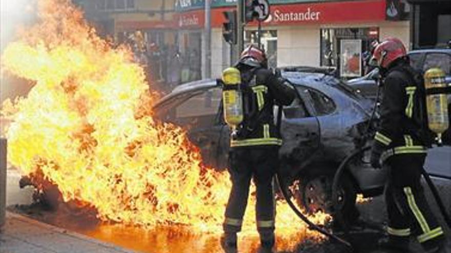 ALARMA POR UN COCHE EN LLAMAS EN CASTELLÓN