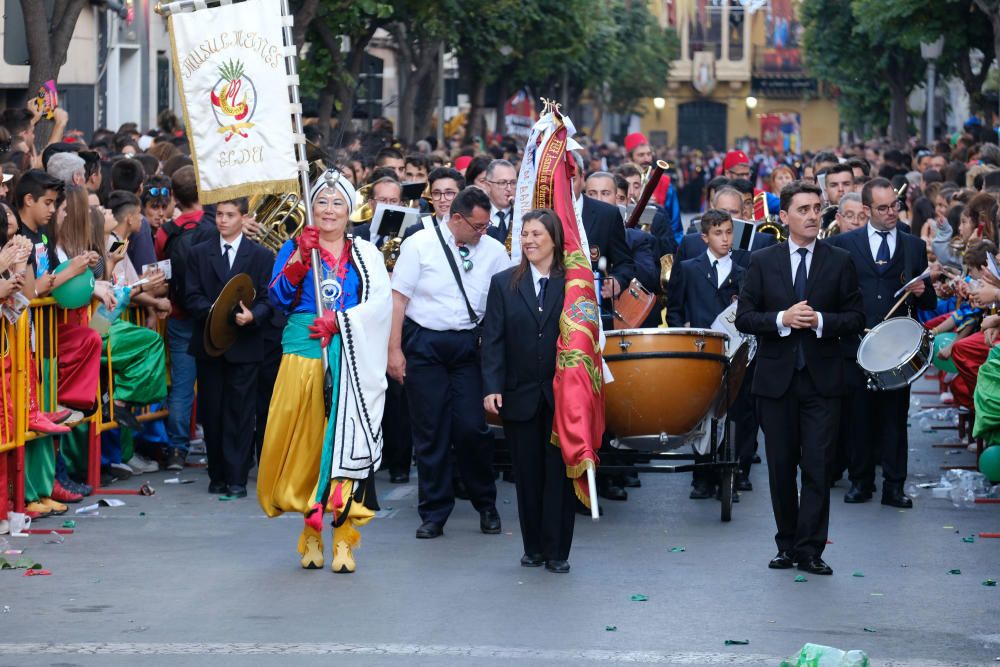 Millones de papelitos sobrevolaron a los miles de eldenses que se apiñaron cerca del castillo de Embajadas para escuchar y cantar el pasodoble Idella, que marca el comienzo de las fiestas