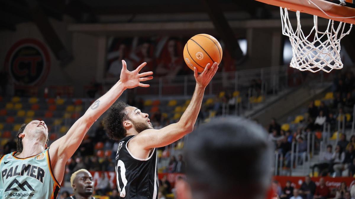 Kobe Webster entra a canasta en una jugada del Caesa Cartagena-Palmer