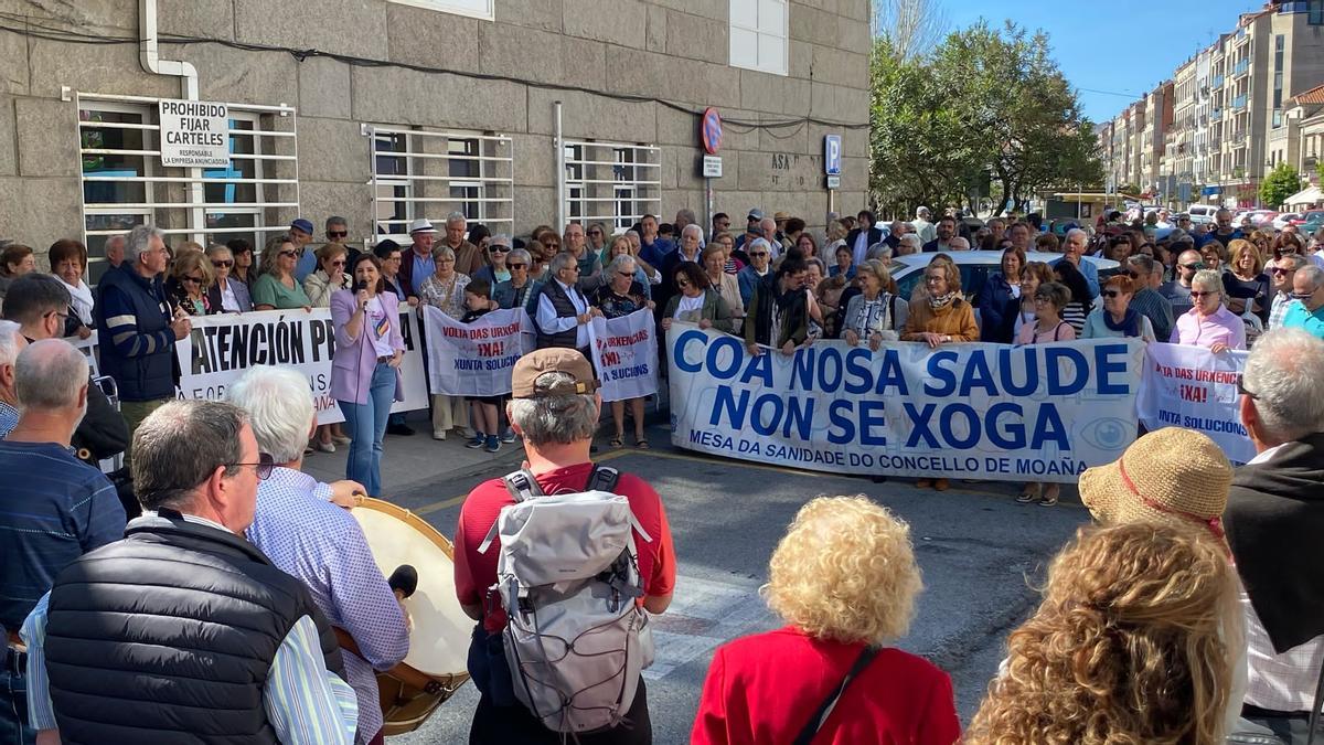 Los concentrados, ayer, portando varias pancartas.