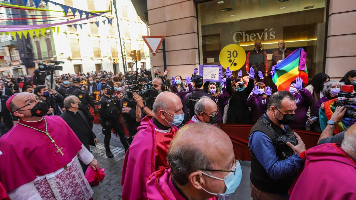 Guantes violetas y proclamas feministas al paso de Munilla