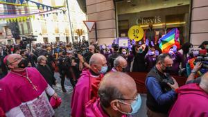 Guantes violetas y proclamas feministas al paso de Munilla