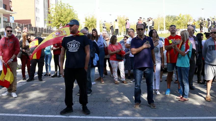 Persones protesten davant l&#039;IES El Palau de Sant Andreu de la Barca