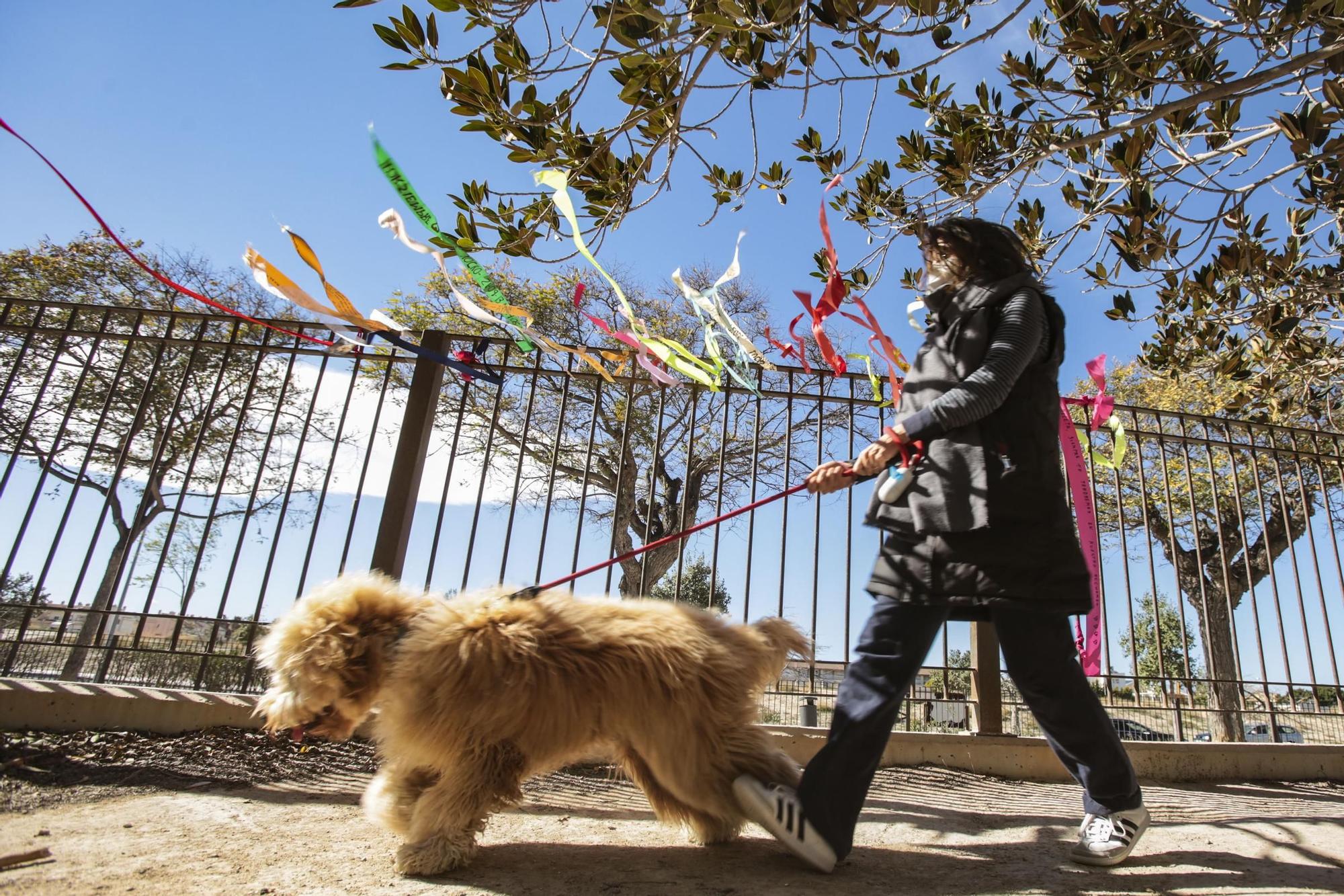 El Ayuntamiento de Alicante instala en el parque del PAU 5 un árbol de metal para que los dueños coloquen las cintas en memoria de los perros fallecidos