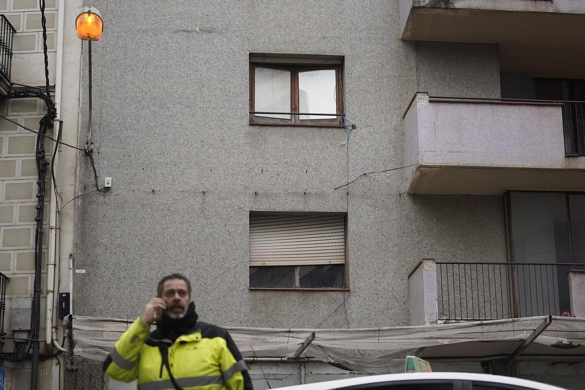 Les fotos dels operaris treballant per tornar la llum a la ronda Ferran Puig i el carrer Sèquia