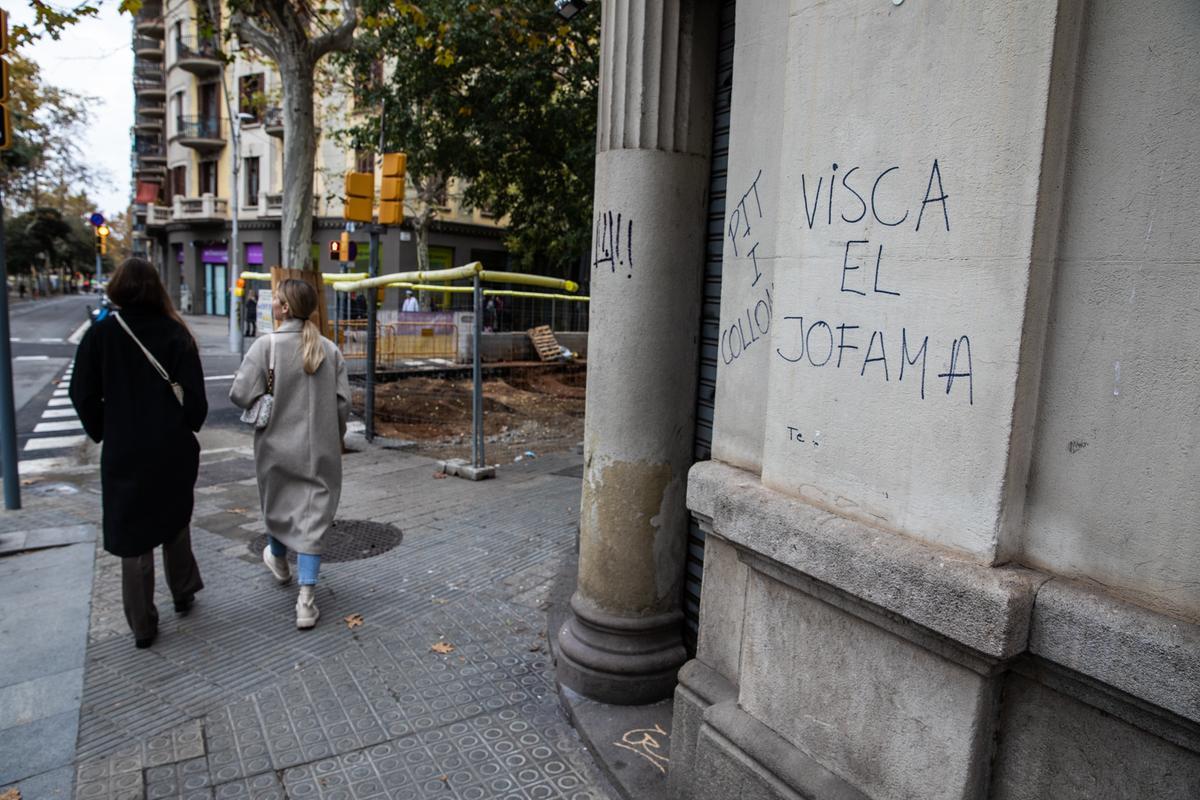 Mensajes de despedida al bar Jofama, que cierra tras 70 años sirviendo en Barcelona