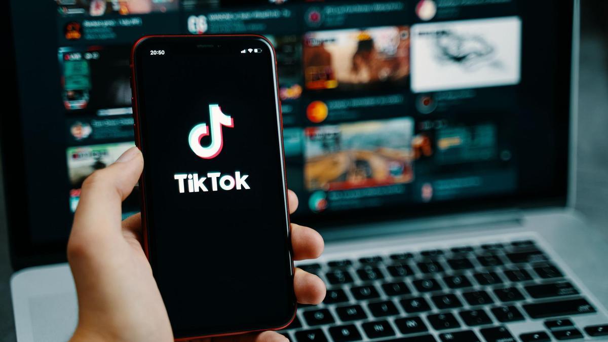 Un usuari obre l&#039;aplicació de TikTok