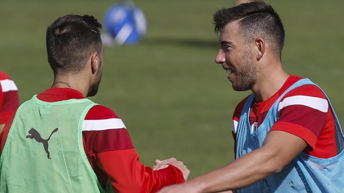 Antonio Luna (izquierda) y Sergi Enrich, durante el entrenamiento del Eibar de este martes en Atxabalpe.