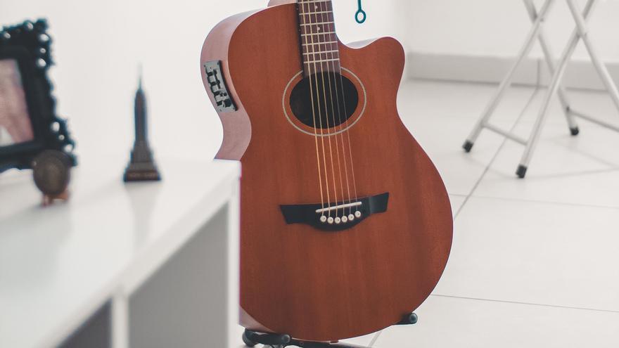 Una guitarra. Foto de Kelvin França en Pexels.