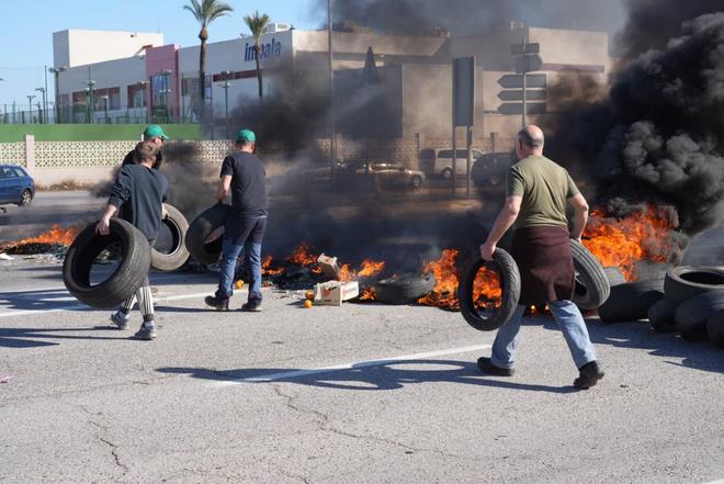 Galería de imágenes: Los agricultores cortan el acceso al puerto de Castellón