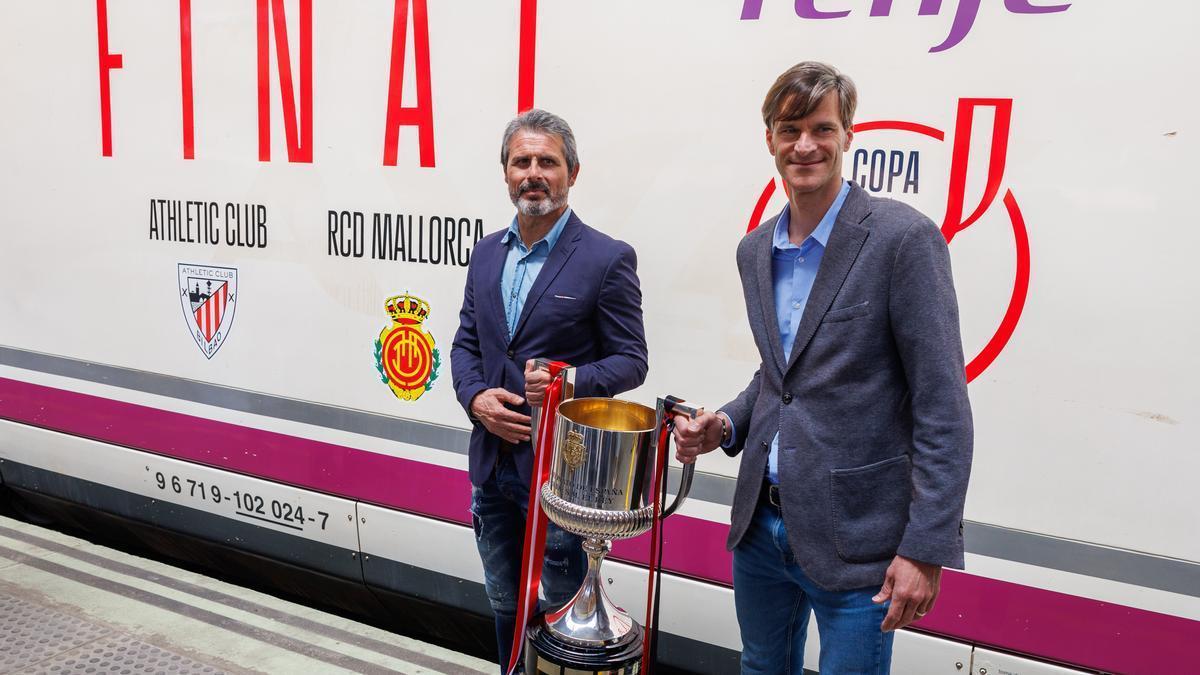 Los exjugadores del Athlétic de Bilbao y Mallorca, Rafael Alcorta y Leo Franco, posan con la Copa del Rey en Sevilla.