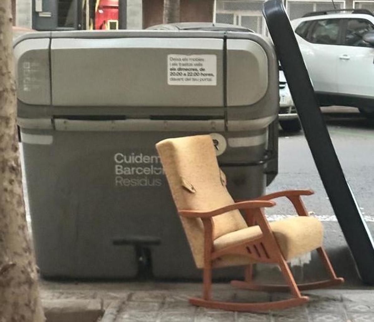 Contenedor de basura en la calle de Julián Besteiro, en Sant Martí. Incivismo; trastos viejos