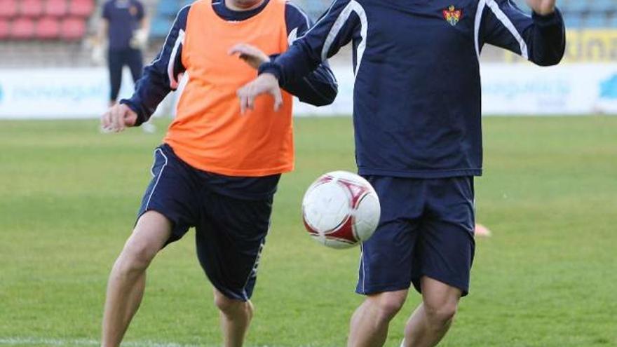 Borja Valle intenta controlar el balón presionado por Sanginés en un entrenamiento en O Couto. // I.Osorio